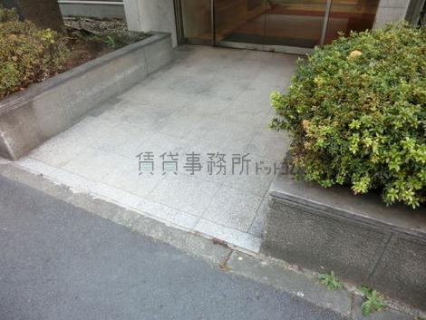 段差のない正面玄関です