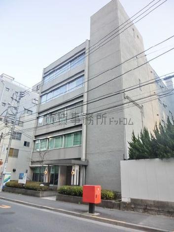 建物右側は階段スペースです
