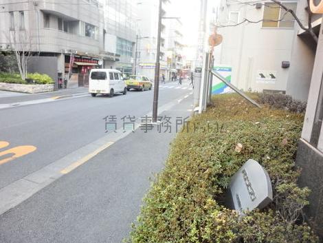 前面道路右側です
