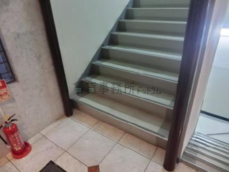 エントランスから階段は直結しております