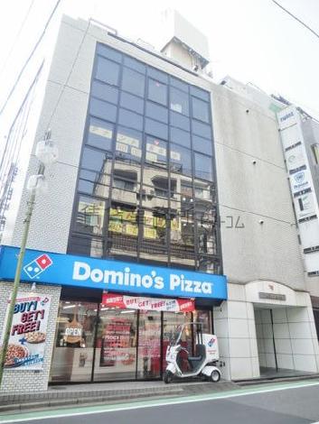 中心をガラス張りで構築