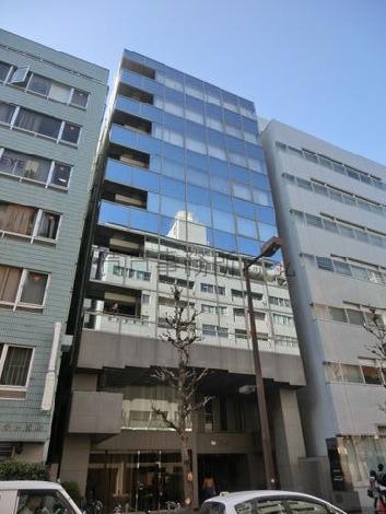 シャープな外観で周辺では目立っています