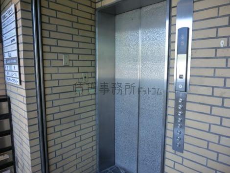 エレベーターはエントランス上がってすぐです