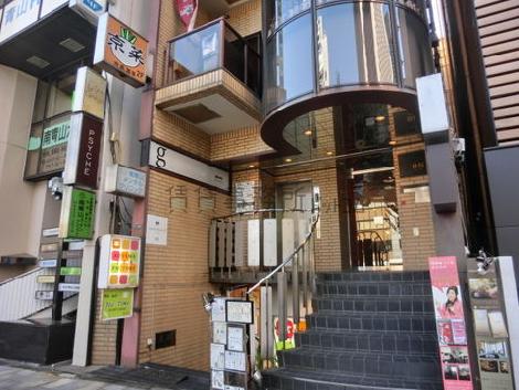 中1階部分がエントランスです