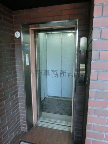 エレベーターの中です