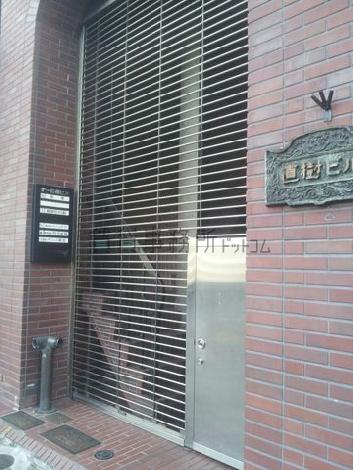 土日祝日はシャッターがしまりますが、付属の扉から出入り可能です。