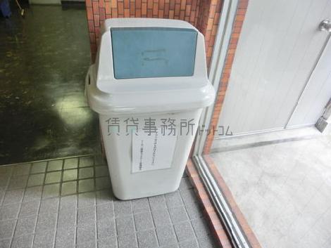 エントランス内にゴミ箱があります