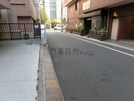 この先大通りです