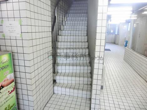エントランスに２階への階段があります