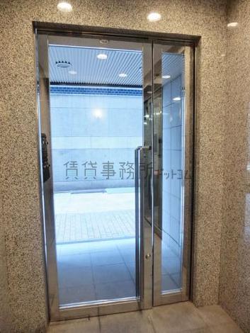 頑丈な造りの玄関扉