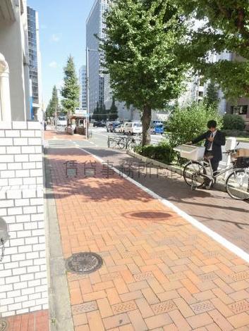 綺麗に舗装された玄関前の歩道