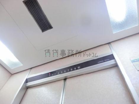 エレベーター内の天井照明