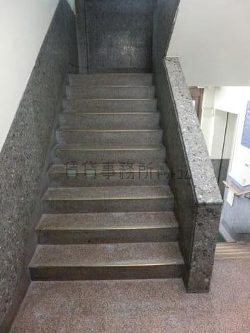 頑丈な造りの内階段
