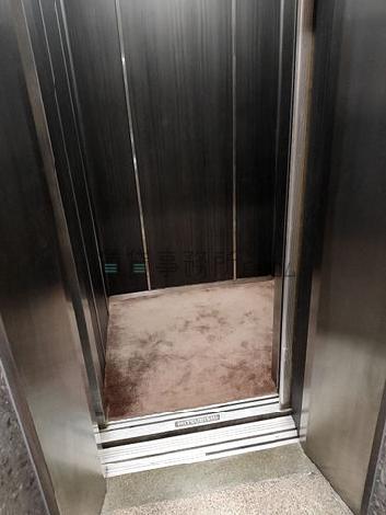 防犯カメラを配備したエレベーター