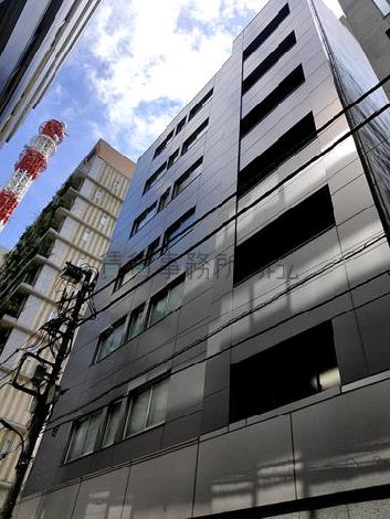 歩道から見上げた外装
