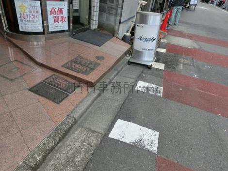入口は多少ではありますが段差がございます