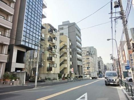 前面道路は二車線です