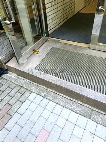正面玄関前　段差