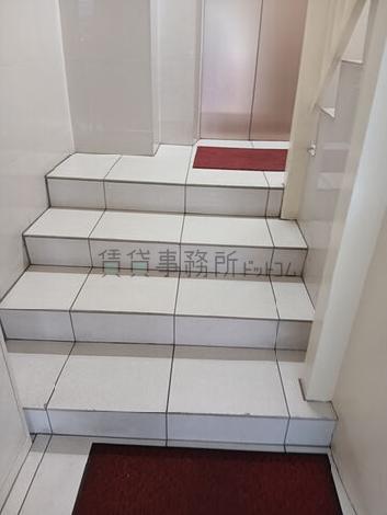 エレベーター手前に階段あり