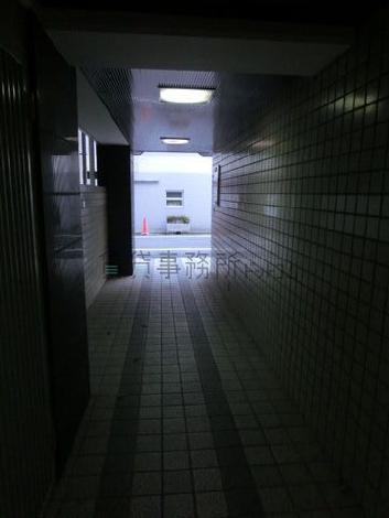 縦に長いエントランスです