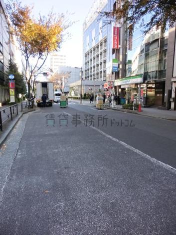 通りが一望出来ます