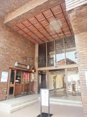 重厚な造りの玄関口