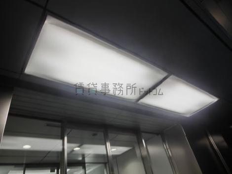 エントランスドア上部の照明
