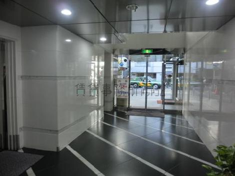 外からの自然光が入り、明るいホールです