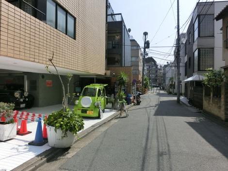 正面入口前の通り