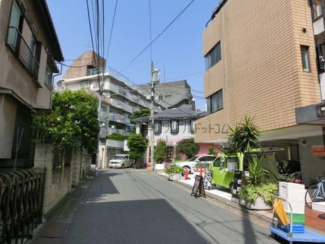 住宅街の中に建っています