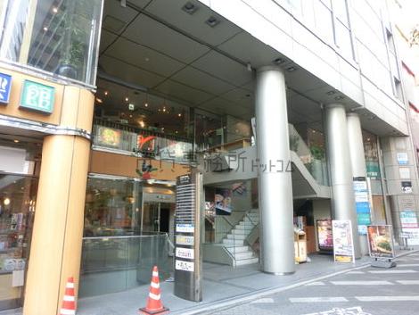 吹き抜けで開放的