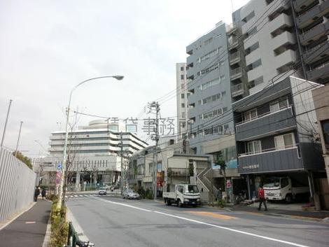 前面を走る大久保通り