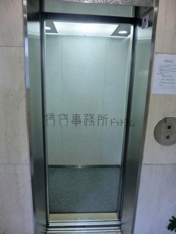 エレベーターの中です