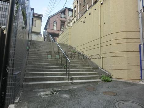 上階エントランスへの階段