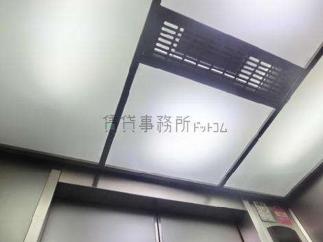エレベーター内の天井照明