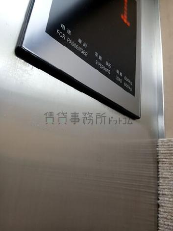エレベーター９名乗り