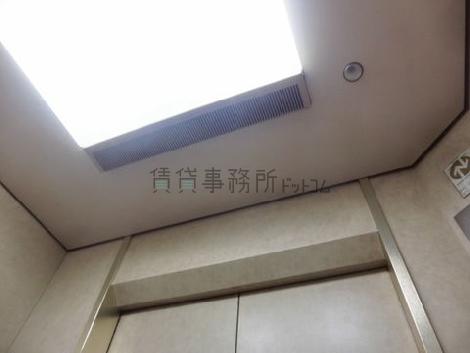 エレベーター内の天井照明