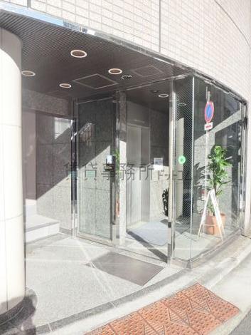 ガラス張りで囲われた玄関口回り