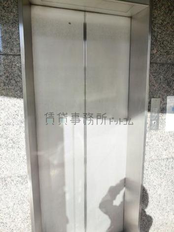 エレベーターの乗り場前