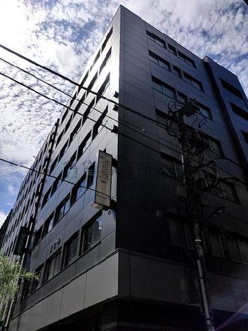 整然と配置されたガラス窓に日差しが射し込ます