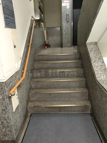 エレベーターまで少し階段のある空間です