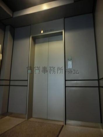 扉に壁より少しだけ明るい色を採用