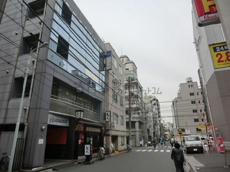 車通りの少ない前面道路です