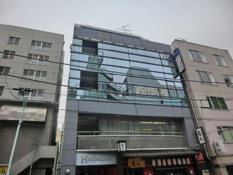 3階と4階部分のガラスに、正面の建物が反射しています