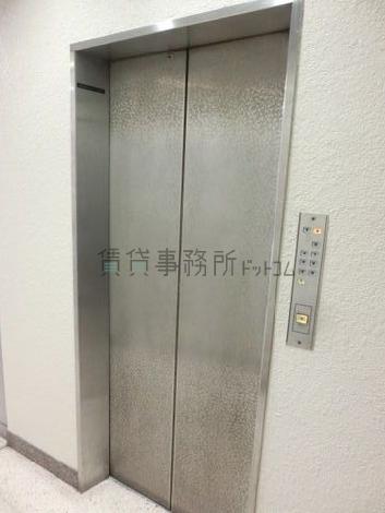 エレベーター乗り場前