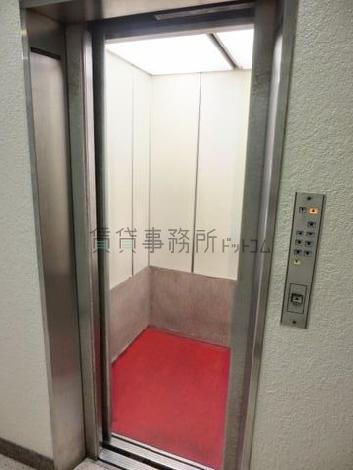 9人乗りエレベーターです