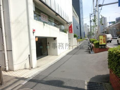 車通りに反して、人通りはまばらです