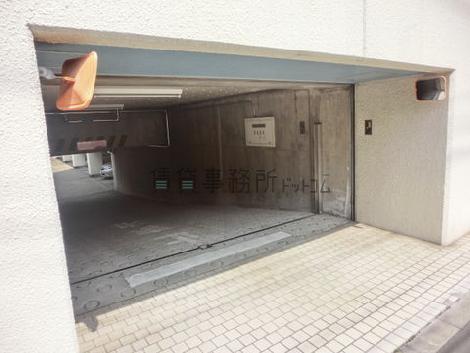 地下部分は駐車場となっています