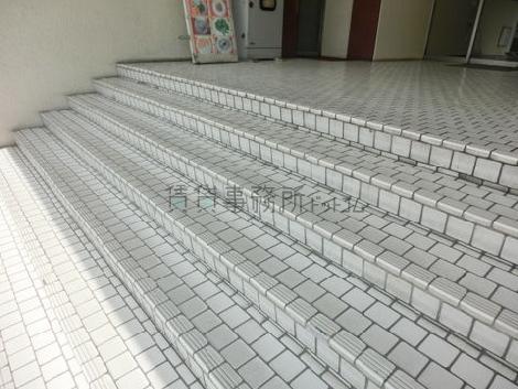 玄関前には数段の段差があります