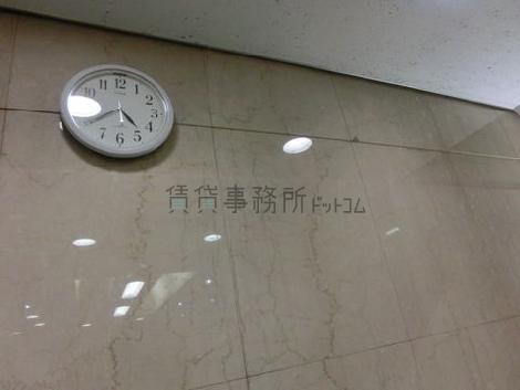 エントランスに時計があるのは嬉しいですね